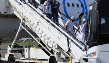 Vuelo de ICE desde El Paso aterriza en la Base Aérea de San Isidro
