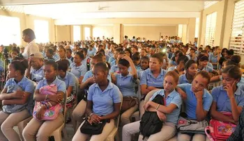 Vicepresidencia orienta 800 jóvenes de Neiba con proyecto Bebé, Piénsalo Bien 