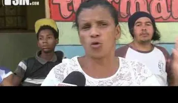 En medio de quejas trasladan familias a la Nueva Barquita