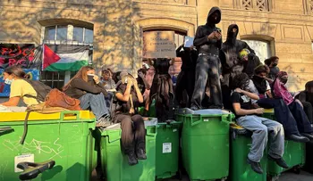 Adolescentes franceses se enfrentan a la policía durante protestas escolares y huelga nacional