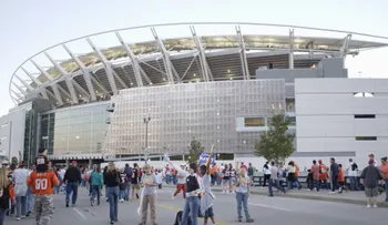 Encuentran un cadáver en un baño portátil a las afueras del estadio de Cincinnati