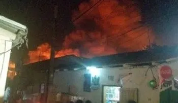 Fuego afecta decenas de viviendas en Santiago