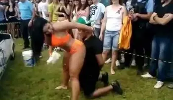 Lo agarra con otra y mira que pasó 