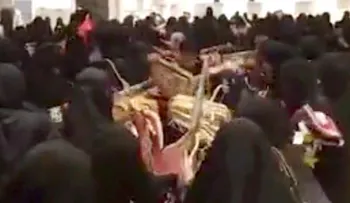Mujeres con burka irrumpieron en una tienda con descuentos y enloquecieron para comprar ropa colorida