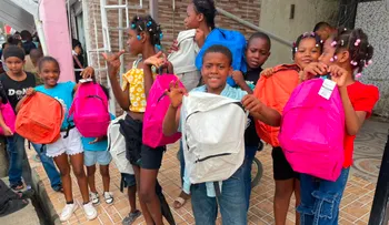 Equipo de Víctor Pavón entrega útiles escolares a niños en SDN