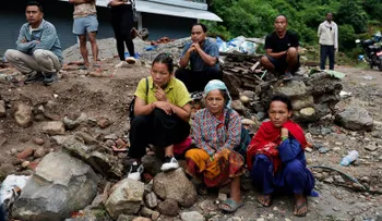 Inundaciones devastan Nepal y China; familias buscan a desaparecidos