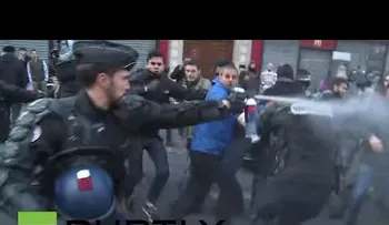 Un agente rocía con gas a un compañero en los choques entre manifestantes y Policía en París (VIDEO)