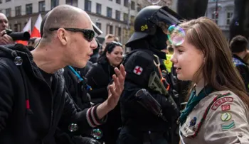 Esta niña 'scout' enfrentó a un manifestante de una marcha neonazi