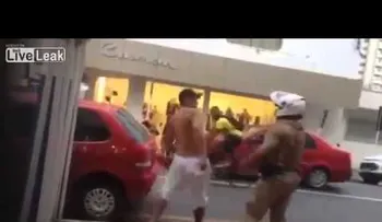 Un oficial de policía le da una galleta a un transeúnte  (VIDEO)