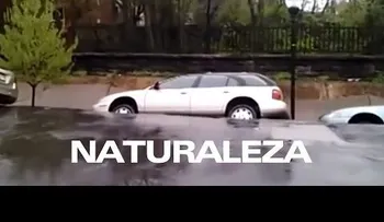 La tierra se abre y se traga una decenas de autos