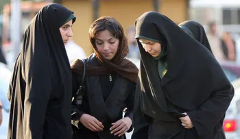 "Me torturaron con agua hirviendo sobre mi piel y me golpeaban en la la cabeza": Cómo es ser lesbiana en Irán