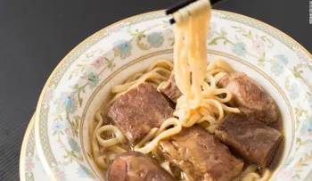 ¿Pagarías 325 dólares por una sopa de fideos con carne?