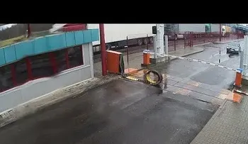 Un conductor intenta saltarse un puesto fronterizo y esto es lo que sucede