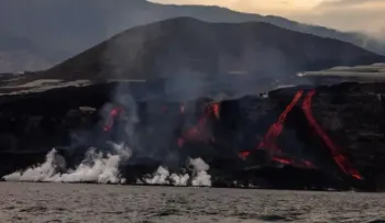 La lava del volcán se traga por completo la playa de la isla de La Palma