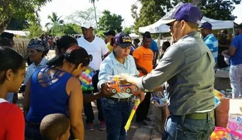 El CEA entrega juguetes a niños en San Pedro de Macorís