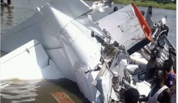 Sudán del Sur: Mueren 17 personas al estrellarse un avión en un río 