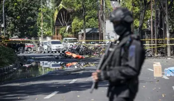 Familia de atacantes suicidas estaría detrás de las explosiones en iglesias de Indonesia, dice la policía