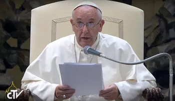 Papa: Padres que tienen tiempo para sus hijos merecen un premio Nobel