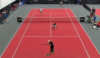 Brian Battistone sorprende en el Challenger de Columbus con su saque "a lo vóley" y raqueta de doble empuñadura