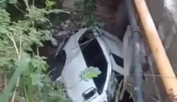 Gobernadora de Dajabón resulta ilesa al caer su vehículo bajo un puente tras ser impactado por un camión