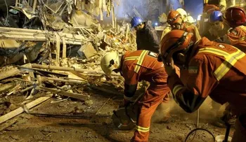 Rescatistas buscan a víctimas en edificio derrumbado en Irán 