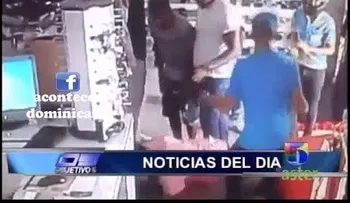 Momento en que atracadores asaltan clientes en una tienda en SD