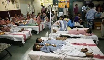 Al menos 300 niñas hospitalizadas por fuga de gas cerca de colegio en Delhi