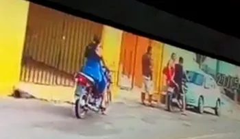 Siguió a su marido policía, lo encontró entrando a un motel con su amante y lo mató