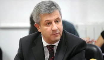 Dimite el ministro de justicia rumano por decreto de amnistía para corruptos