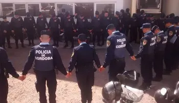 Se viraliza una foto de policías argentinos rezando antes de patrullar