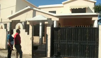 Perros comen carne de cadáver hallado en marquesina de una residencia