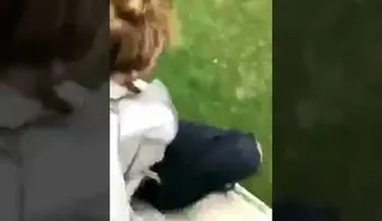 Empuja a su amiga desde una ventana