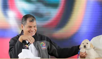 El presidente de Ecuador regala un chachorrito Golden retriever en su "Enlace Ciudadano"
