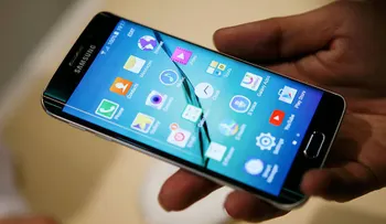 Un "viajero del tiempo" con un celular "se cuela" en una imagen de los años 40