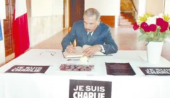 Danilo firma libro de condolencias en honor a víctimas de diario