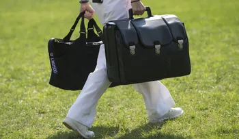 Así es el maletín nuclear que viajará con Trump a todas partes
