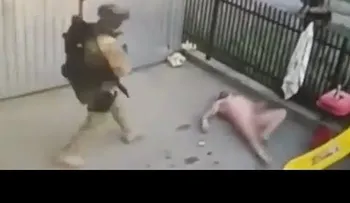 Salta desnudo por la ventana y cae atrapado por oficiales de la Policía