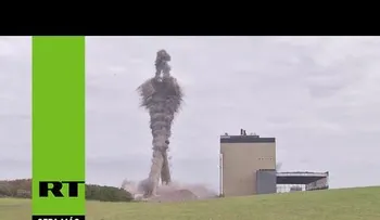 Impactante demolición de dos icónicas chimeneas gemelas ( VIDEO)