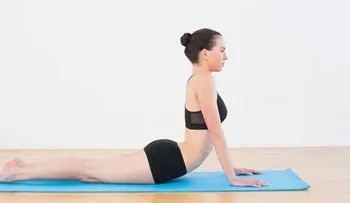5 poses de yoga para reducir la grasa del vientre