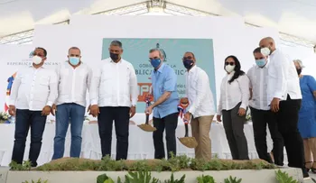Presidente Abinader da inicio a la construcción del malecón y barrera de protección de Nagua
