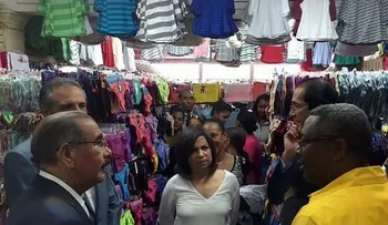 Danilo visita empresarios de Villa Panty; les promete financiamiento