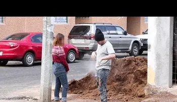"Buenona" se burla de albañil y se llevó una sorpresa