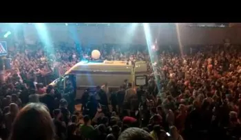 Fuegos artificiales caen en la multitud y matan a una mujer (VIDEO)