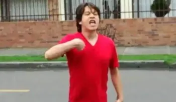 La furiosa reacción de un joven con sueño por el ruido de una procesión de Semana Santa