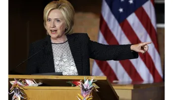 Hillary Clinton se rodea de hispanos en su campaña electoral 