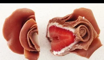 Cómo hacer rosas de chocolate con corazón de fresa (VIDEO)