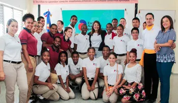 Ministerio de la Juventud otorga 100 becas a jóvenes con discapacidad auditiva