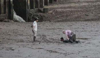 Un tailandés salva a dos turistas noruegos atrapados en el lodo