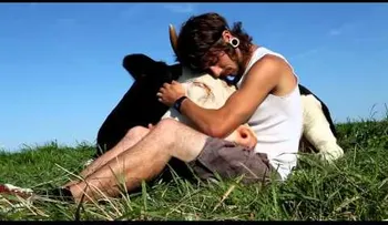 Relación de este joven con una vaca te sorprenderá (VIDEO)