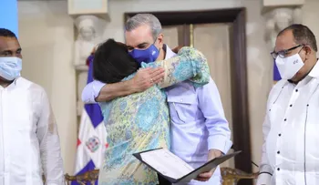 Presidente Abinader entrega 250 títulos de viviendas, que impactarán a más de 1,000 personas